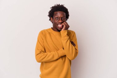 Genç Afrikalı Amerikalı bir adam beyaz arka planda izole edilmiş tırnak yiyor, gergin ve endişeli..