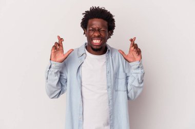 Genç Afrikalı Amerikalı adam beyaz arka planda izole edilmiş şans diliyor.