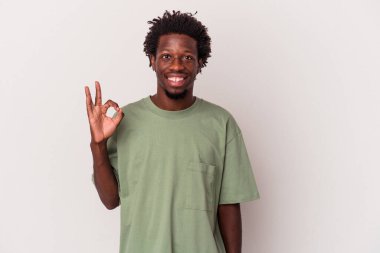 Genç Afrikalı Amerikalı adam beyaz arka planda izole edildi. Neşeli ve kendinden emin..