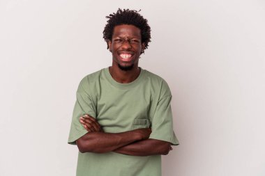 Genç Afrikalı Amerikalı adam beyaz arka planda izole edilmiş gülüyor ve eğleniyor..