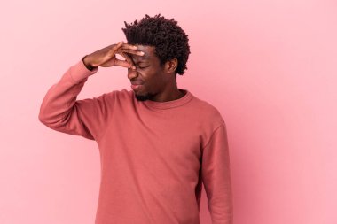 Genç Afrikalı Amerikalı bir adam pembe arka planda izole edilmiş, başı ağrıyor, yüzüne dokunuyor..