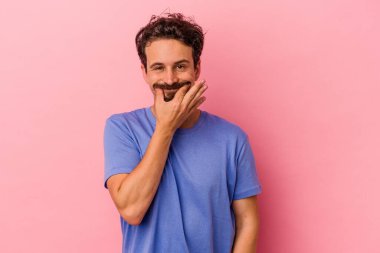 Pembe arka planda izole edilmiş beyaz bir adam iki seçenek arasında şüphe duyuyor..