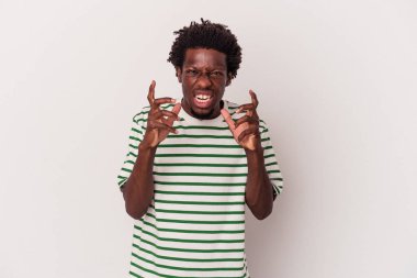 Beyaz arka planda izole edilmiş genç Afrikalı Amerikalı adam gergin elleriyle çığlık atıyor..