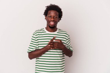 Beyaz arka planda izole edilmiş genç Afro-Amerikalı bir adam dost ifadesine sahip, avuçlarını göğsüne bastırıyor. Aşk konsepti.