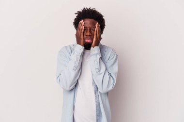 Genç Afrikalı Amerikalı, beyaz arka planda yalnız başına sızlanıyor ve ağlıyordu..