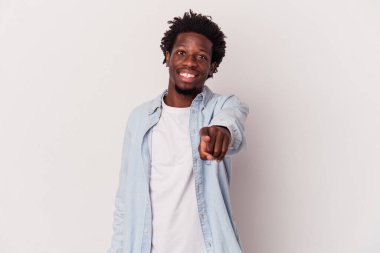 Beyaz arka planda izole edilmiş genç Afro-Amerikalı adam gülümsüyor..