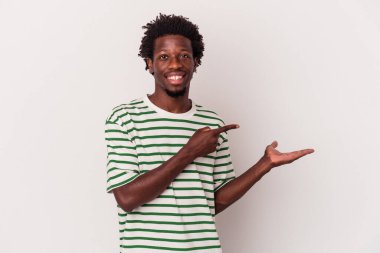 Beyaz arka planda izole edilmiş genç Afro-Amerikalı adam Palm 'da bir fotokopi alanı tutarken heyecanlı..