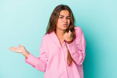 Mavi arka planda izole edilmiş beyaz bir kadın parasız olduğunu gösteriyor..