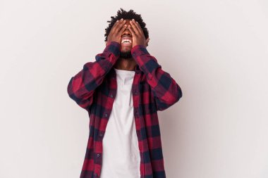 Beyaz arka planda izole edilmiş genç Afro-Amerikalı adam mutlu bir şekilde ellerini başının üstünde tutarak gülüyor. Mutluluk kavramı.