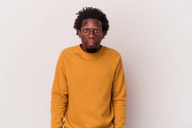 Beyaz arka planda izole edilmiş genç Afrikalı Amerikalı omuz silkiyor ve gözleri açık..