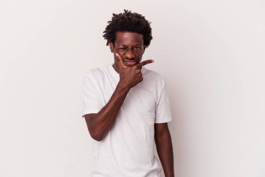 Genç Afrikalı Amerikalı bir adam beyaz arka planda izole edilmiş bir şekilde bir strateji planlıyor, bir işin nasıl olacağını düşünüyor..