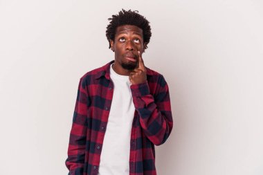 Beyaz arka planda izole edilmiş genç Afrikalı Amerikalı bir adam ağlıyor, bir şeyden memnun değil, ıstırap ve kafa karışıklığı konsepti..