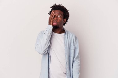 Beyaz arka planda izole edilmiş genç Afrikalı Amerikalı adam yorgun ve uykulu..