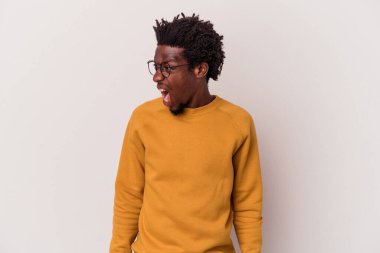 Beyaz arka planda izole edilmiş genç Afro-Amerikalı adam çok kızgın, öfkeli, hayal kırıklığına uğramış diye bağırıyor..