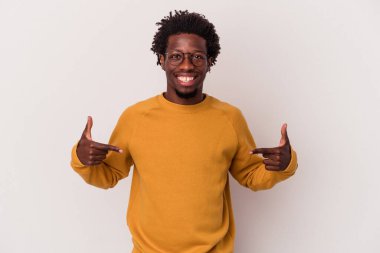 Beyaz arka planda izole edilmiş genç Afro-Amerikan erkekleri parmakları aşağıda, olumlu hisler.