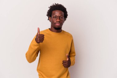 Genç Afrikalı Amerikalı adam beyaz arka planda izole edilmiş. Baş parmağını kaldırıyor, gülümsüyor ve kendinden emin..