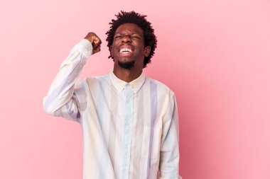 Genç Afrikalı Amerikalı erkek pembe arka planda izole edilmiş zafer, tutku ve coşkuyu kutluyor, mutlu bir ifade..
