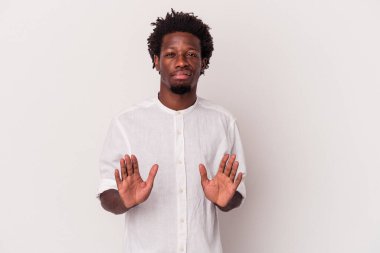 Beyaz arka planda izole edilmiş genç Afro-Amerikalı bir adam tiksinti belirtisi gösteren birini reddediyor..