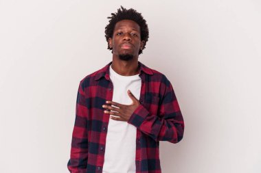 Genç Afrikalı Amerikalı adam beyaz arka planda izole edilmiş bir şekilde yemin ediyor, elini göğsüne koyuyor..