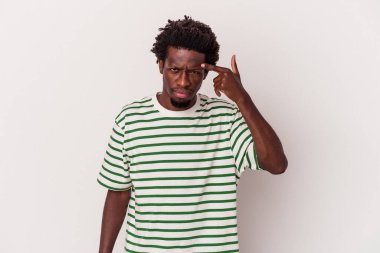 Beyaz arka planda izole edilmiş genç Afro-Amerikan bir adam şakağı parmağıyla işaret ediyor, düşünüyor ve bir göreve odaklanıyor..