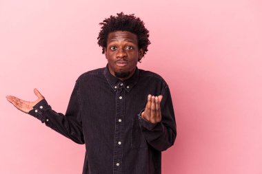 Pembe arka planda izole edilmiş genç Afro-Amerikalı adam, kadının hiç parası olmadığını gösteriyor..