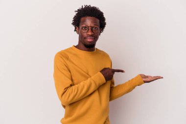 Beyaz arka planda izole edilmiş genç Afro-Amerikalı adam Palm 'da bir fotokopi alanı tutarken heyecanlı..