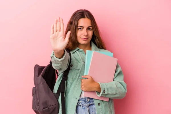 若いですCaucasian学生女性保持本隔離された上ピンクの背景立ち上がっ手を示す停止記号 あなたを防ぎます — ストック写真