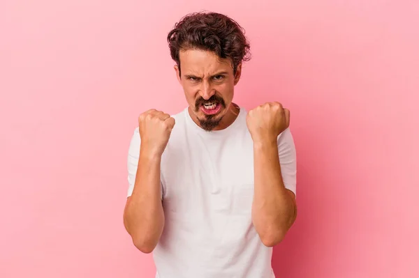 Νεαρός Καυκάσιος Άντρας Απομονωμένος Ροζ Φόντο Αναστατωμένος Ουρλιάζοντας Τεντωμένα Χέρια — Φωτογραφία Αρχείου
