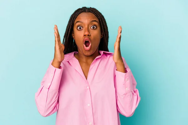 Junge Afroamerikanerin Isoliert Auf Blauem Hintergrund Überrascht Und Schockiert — Stockfoto