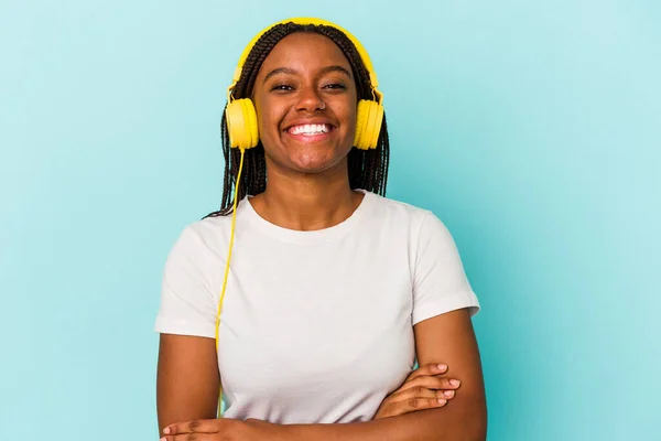 Genç Afrikalı Amerikalı Kadın Mavi Arka Planda Izole Edilmiş Müzik — Stok fotoğraf