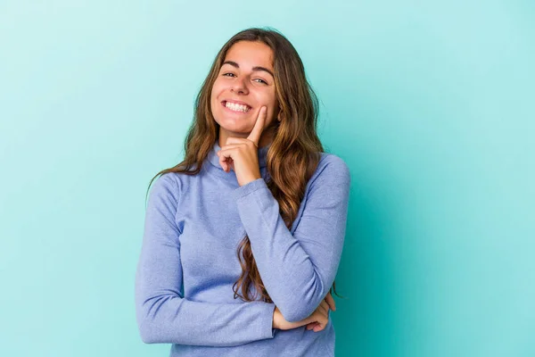 Mavi Arka Planda Izole Edilmiş Genç Beyaz Kadın Mutlu Kendinden — Stok fotoğraf