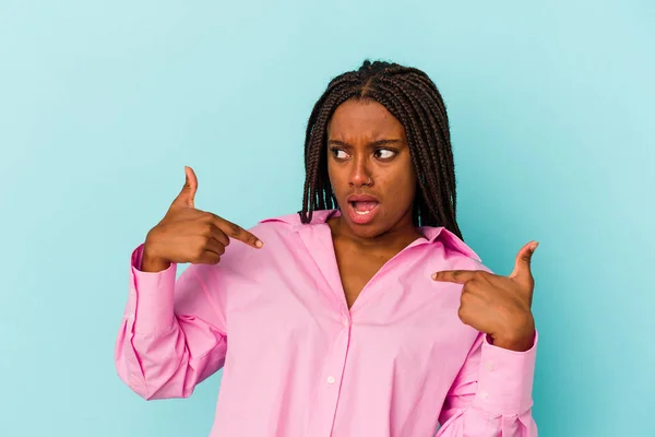 Young African American Woman Isolated Blue Background Surprised Pointing Finger — Stock Photo, Image