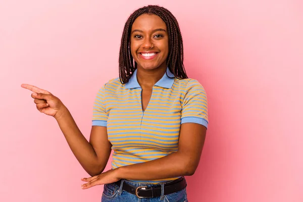 Jovem Afro Americana Isolada Fundo Rosa Sorrindo Alegremente Apontando Com — Fotografia de Stock