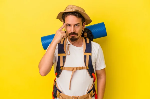 Jovem Homem Caminhante Caucasiano Isolado Fundo Amarelo Apontando Templo Com — Fotografia de Stock