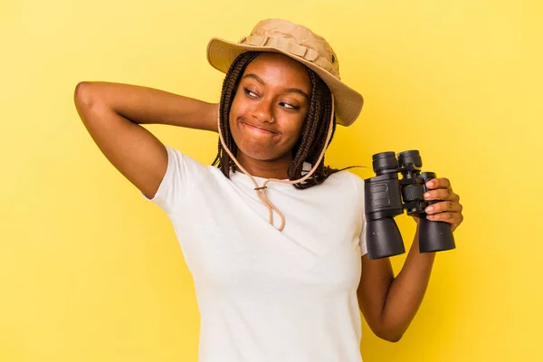 Mladá Africká Americká Badatelka Drží Dalekohled Izolovaný Žlutém Pozadí Dotýká — Stock fotografie