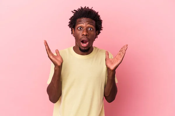 Jonge Afrikaanse Amerikaanse Man Geïsoleerd Roze Achtergrond Verrast Geschokt — Stockfoto