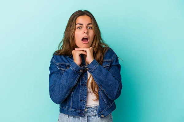 Giovane Donna Caucasica Isolata Sfondo Blu Pregando Fortuna Stupita Aprendo — Foto Stock