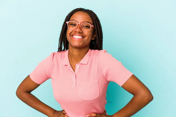 Giovane Donna Afroamericana Isolata Sfondo Blu Felice Sorridente Allegra — Foto Stock