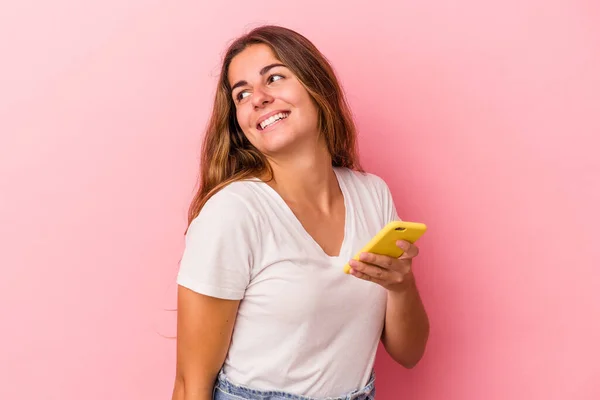 Joven Mujer Caucásica Usando Teléfono Móvil Aislado Sobre Fondo Rosa —  Fotos de Stock