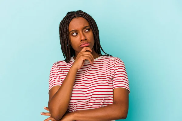 Mujer Afroamericana Joven Aislada Sobre Fondo Azul Relajado Pensando Algo — Foto de Stock