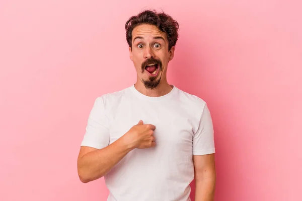 Jovem Caucasiano Isolado Fundo Rosa Surpreso Apontando Com Dedo Sorrindo — Fotografia de Stock