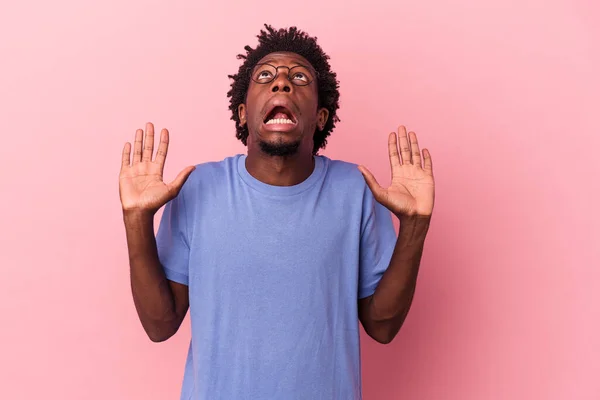Jonge Afro Amerikaanse Man Geïsoleerd Roze Achtergrond Schreeuwen Naar Hemel — Stockfoto