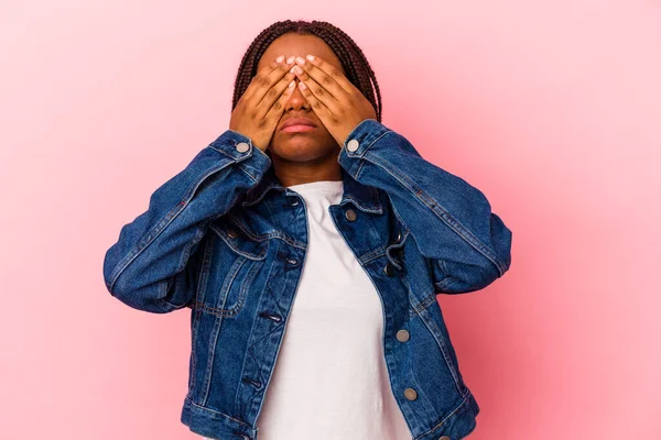 Joven Afroamericana Americana Aislada Sobre Fondo Rosa Asustada Cubriendo Ojos —  Fotos de Stock