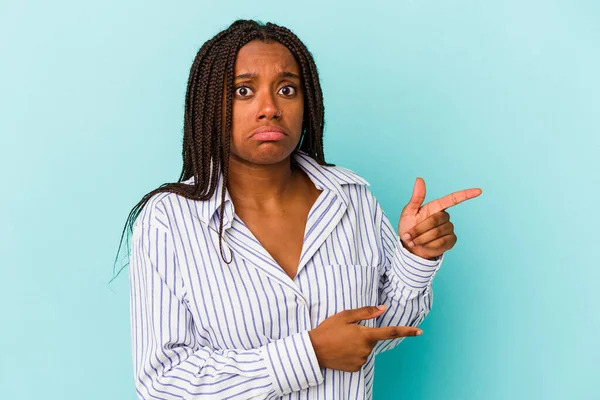 Ung Afrikansk Amerikansk Kvinna Isolerad Blå Bakgrund Chockad Pekar Med — Stockfoto