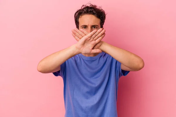 Jovem Caucasiano Isolado Fundo Rosa Fazendo Gesto Negação — Fotografia de Stock