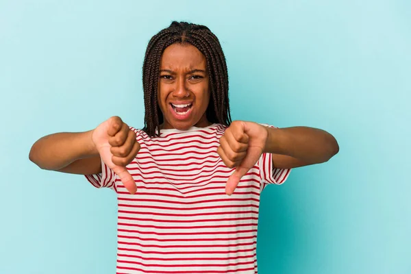 Jeune Femme Afro Américaine Isolée Sur Fond Bleu Montrant Pouce — Photo