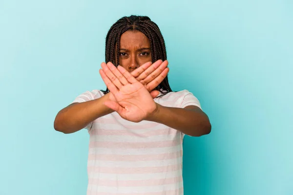 Ung Afrikansk Amerikansk Kvinna Isolerad Blå Bakgrund Gör Förnekande Gest — Stockfoto
