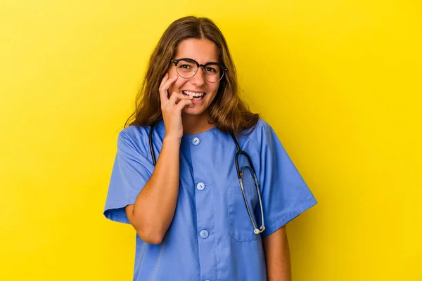 Junge Krankenschwester Frau Isoliert Auf Gelbem Hintergrund Beißt Fingernägel Nervös — Stockfoto