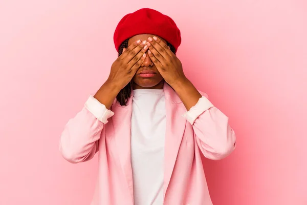 Молода Афроамериканська Жінка Ізольована Рожевому Фоні Боїться Закрити Очі Руками — стокове фото
