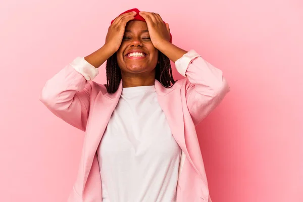 Mladá Afroameričanka Izolovaná Růžovém Pozadí Radostně Směje Drží Ruce Hlavu — Stock fotografie